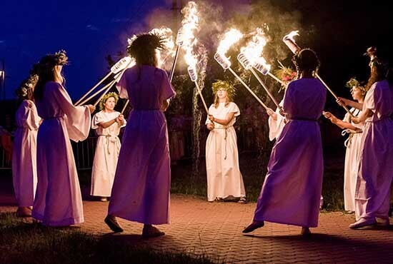 Groupe de personnes déguisés avec des flambeaux